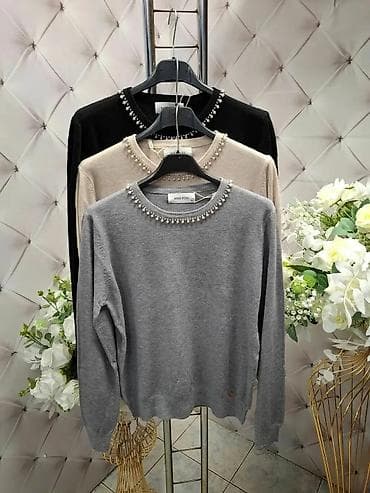 pantalone butiku ali: Ženski džemper sa bisernim aplikacijama oko okruglog izreza. S, M, L na lalafo.rs — 4 pantalone butiku ali: Ženski džemper sa bisernim aplikacijama oko okruglog izreza. S, M, L — 4