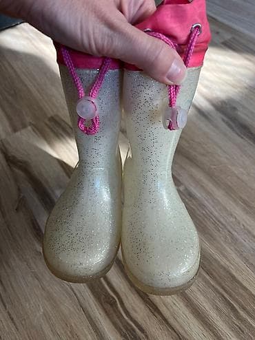 Gumene čizmice za devojčice, svetleće su. Veličina 25. U idealnom na lalafo.rs — 2 Gumene čizmice za devojčice, svetleće su. Veličina 25. U idealnom — 2