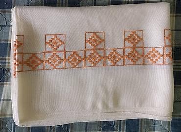 Novi stolnjak 170×120cm. Boja bledokrem ili bledobež sa narandžastim na lalafo.rs — 1 Novi stolnjak 170×120cm. Boja bledokrem ili bledobež sa narandžastim — 1