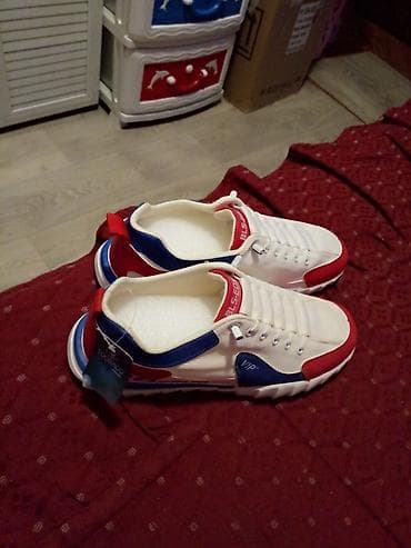 Patike sportskog dizajna u beloj boji sa crvenim i plavim detaljima na lalafo.rs — 1 Patike sportskog dizajna u beloj boji sa crvenim i plavim detaljima — 1