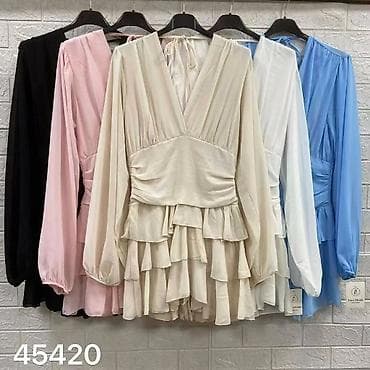 Elegantna mini haljina sa dugim rukavima i V-izrezom. Model je na lalafo.rs Elegantna mini haljina sa dugim rukavima i V-izrezom. Model je