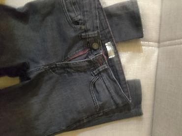 pantalone butiku ali: Pull and Bear,farmerke,sasvim uske,koriscen,velicina s.Cena400 dinara na lalafo.rs — 3 pantalone butiku ali: Pull and Bear,farmerke,sasvim uske,koriscen,velicina s.Cena400 dinara — 3