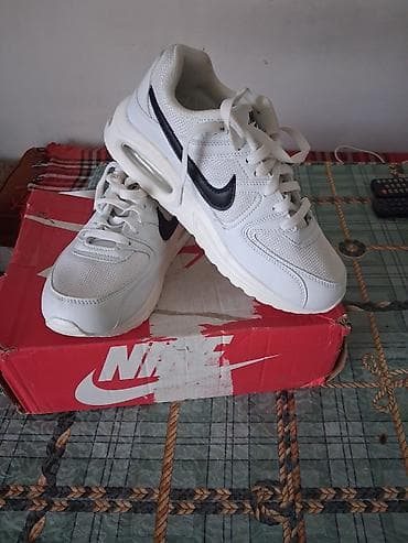 Nike patike – bele sa crnim Swoosh logoom - Model sa vazdušnom na lalafo.rs Nike patike – bele sa crnim Swoosh logoom - Model sa vazdušnom