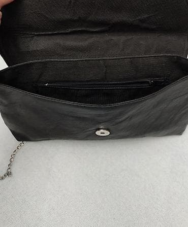 Crna torba dimenzije 30x18cm ima lanac kao kajš, nošena at lalafo.rs — 3 Crna torba dimenzije 30x18cm ima lanac kao kajš, nošena — 3