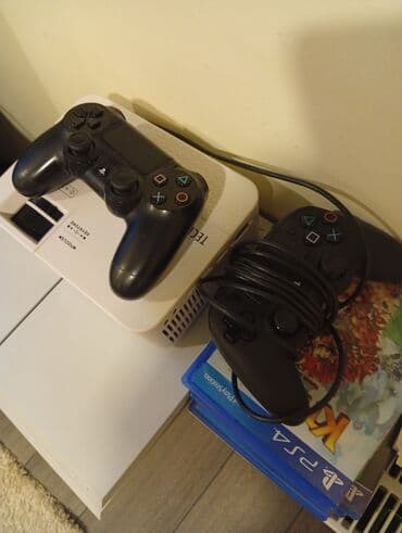 PS4 (Sony Playstation 4): PlayStation 4 (bela verzija) sa dodatnom opremom i igrama i projektor na lalafo.rs PS4 (Sony Playstation 4): PlayStation 4 (bela verzija) sa dodatnom opremom i igrama i projektor