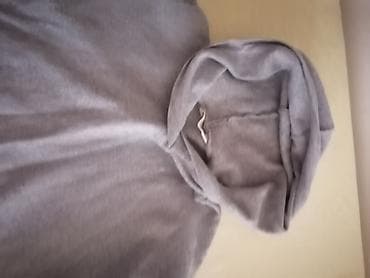 Siva dukserica sa kapuljačom - Jednobojna, svetlosiva boja - Model na lalafo.rs — 1 Siva dukserica sa kapuljačom - Jednobojna, svetlosiva boja - Model — 1