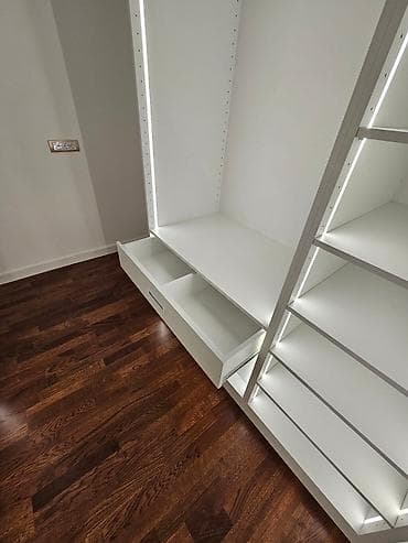 Ugradni garderober / walk-in ormar po meri - Moderan, beli sistem na lalafo.rs — 4 Ugradni garderober / walk-in ormar po meri - Moderan, beli sistem — 4