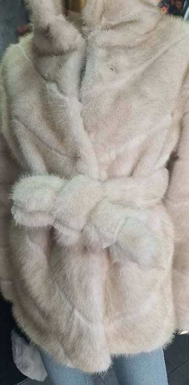 Bunda od veštačkog krzna sa kapuljačom – bež/krem nijansa - Mekana na lalafo.rs Bunda od veštačkog krzna sa kapuljačom – bež/krem nijansa - Mekana