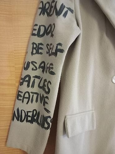 Bež ženski kaput sa printom - Model: duži kaput ravnog kroja, dužine at lalafo.rs — 9 Bež ženski kaput sa printom - Model: duži kaput ravnog kroja, dužine — 9