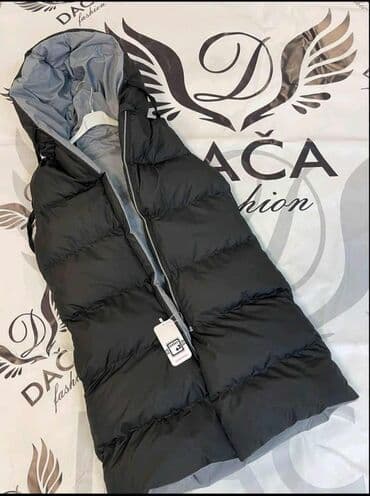 Dugačak ženski prsluk sa kapuljačom – dvostrano nošenje - Model na lalafo.rs Dugačak ženski prsluk sa kapuljačom – dvostrano nošenje - Model