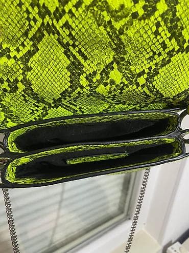 Torba sa efektnim zmijskim printom u neon žuto‑zelenoj boji. Zarina na lalafo.rs — 3 Torba sa efektnim zmijskim printom u neon žuto‑zelenoj boji. Zarina — 3