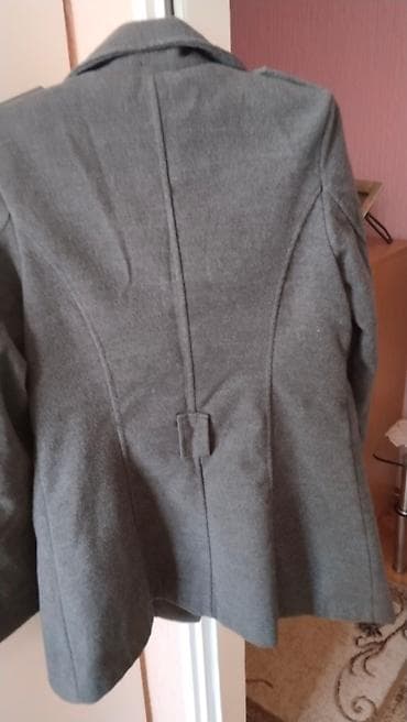Sivi ženski kaput/blejzer srednje dužine, klasičnog dvorednog kroja na lalafo.rs — 2 Sivi ženski kaput/blejzer srednje dužine, klasičnog dvorednog kroja — 2