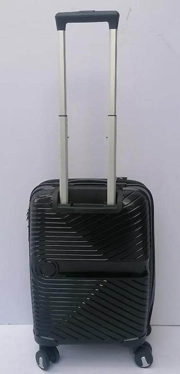 Watches: Crni čvrsti kofer sa teksturiranim dizajnom, idealan za putovanja at lalafo.rs — 5 Watches: Crni čvrsti kofer sa teksturiranim dizajnom, idealan za putovanja — 5