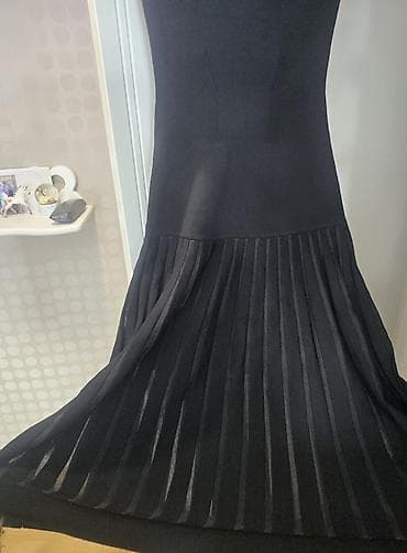 Sandro Paris dugačka plisirana crna knit haljina. Savršena. divan na lalafo.rs — 4 Sandro Paris dugačka plisirana crna knit haljina. Savršena. divan — 4