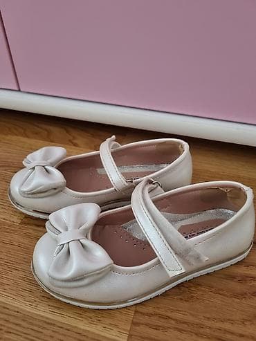 Ugg boots: Baletanke za devojcice, sedefasto bez-bele,par puta obuvene, broj 26 at lalafo.rs — 2 Ugg boots: Baletanke za devojcice, sedefasto bez-bele,par puta obuvene, broj 26 — 2