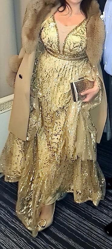 Svečana duga haljina u zlatnoj boji sa sjajnim šljokicama i bogatim na lalafo.rs — 3 Svečana duga haljina u zlatnoj boji sa sjajnim šljokicama i bogatim — 3