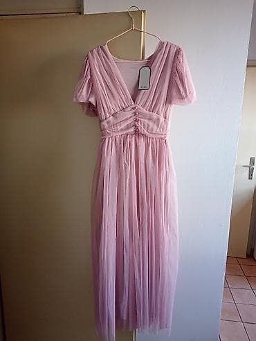 Elegantna haljina u nežno roze boji, midi dužina. Model sa V-izrezom na lalafo.rs Elegantna haljina u nežno roze boji, midi dužina. Model sa V-izrezom