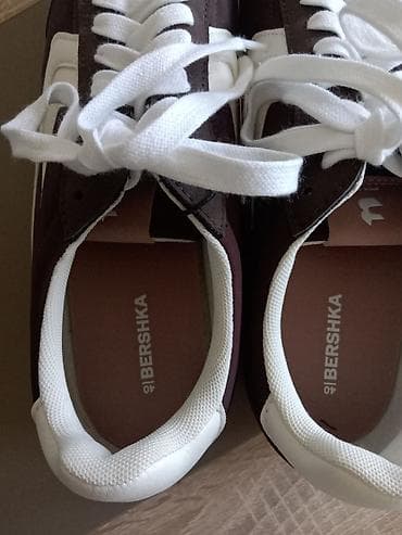 Bershka retro patike – tamno braon sa belim detaljima - Model na lalafo.rs — 8 Bershka retro patike – tamno braon sa belim detaljima - Model — 8