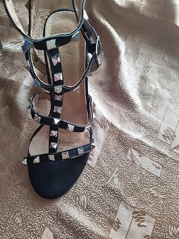 Crne sandalice sa kaišićima i nitnama, udobna kožna tabanica, broj na lalafo.rs — 7 Crne sandalice sa kaišićima i nitnama, udobna kožna tabanica, broj — 7