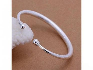Srebrna narukvica 925 – otvoreni „cuff“ model - Materijal: pravo na lalafo.rs Srebrna narukvica 925 – otvoreni „cuff“ model - Materijal: pravo