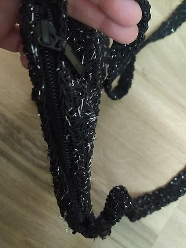 Prodajem crno - srebrenu torbicumalu,ima rajšelus,original " C & na lalafo.rs — 1 Prodajem crno - srebrenu torbicumalu,ima rajšelus,original " C & — 1