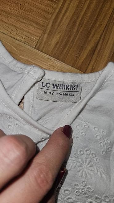 Bela majica sa ukrasnim detaljem na prednjoj strani. Veličina 140-146 at lalafo.rs — 3 Bela majica sa ukrasnim detaljem na prednjoj strani. Veličina 140-146 — 3