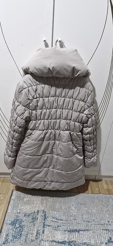 kom sa etiketom: Ženska zimska jakna – puffer stil, svetlosiva/pepeljasto siva. - at lalafo.rs — 3 kom sa etiketom: Ženska zimska jakna – puffer stil, svetlosiva/pepeljasto siva. - — 3