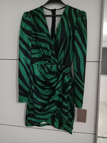 Zelena mini haljina sa crno-zebra printom. Satenski sjaj, preklopljen at lalafo.rs — 2 Zelena mini haljina sa crno-zebra printom. Satenski sjaj, preklopljen — 2