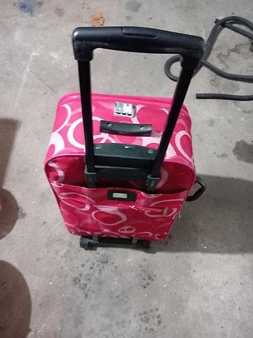 Ručni kofer na točkiće – ružičasti sa belim kružnim šarama - na lalafo.rs — 2 Ručni kofer na točkiće – ružičasti sa belim kružnim šarama - — 2