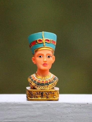 Nefertiti Egyptian Queen Bust Mini Statue. Rezervisano. Mini statua na lalafo.rs Nefertiti Egyptian Queen Bust Mini Statue. Rezervisano. Mini statua