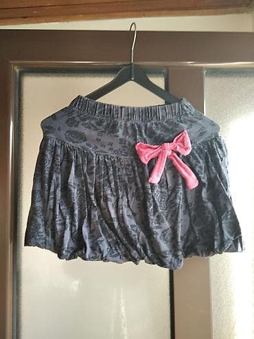 Dečja suknjica za uzrast 8–10 godina, u dobrom stanju. - Model na lalafo.rs Dečja suknjica za uzrast 8–10 godina, u dobrom stanju. - Model