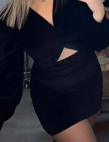 Elegantna crna mini haljina - Model: mini dužina, pripijeni kroj koji na lalafo.rs Elegantna crna mini haljina - Model: mini dužina, pripijeni kroj koji