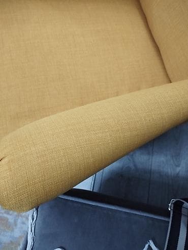 Fotelja sa visokim naslonom i “wingback” bočnim krilima, u žutoj boji na lalafo.rs — 3 Fotelja sa visokim naslonom i “wingback” bočnim krilima, u žutoj boji — 3