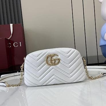 Bela ženska crossbody torba sa štepom u obliku „chevron“ šare i at lalafo.rs — 1 Bela ženska crossbody torba sa štepom u obliku „chevron“ šare i — 1