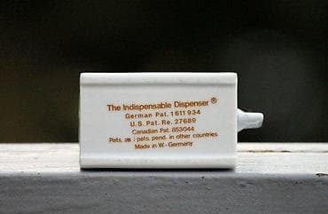 Vintage ORIGINAL porculanski dozator ZAPADNA NEMAČKA. Originalni stari na lalafo.rs — 1 Vintage ORIGINAL porculanski dozator ZAPADNA NEMAČKA. Originalni stari — 1