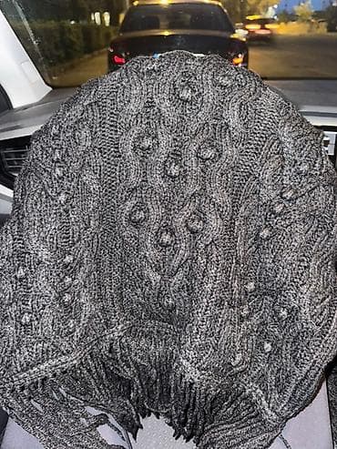 Crni pleteni džemper/pončo sa resama ZARA - Boja: crna - Kroj: širi na lalafo.rs — 2 Crni pleteni džemper/pončo sa resama ZARA - Boja: crna - Kroj: širi — 2