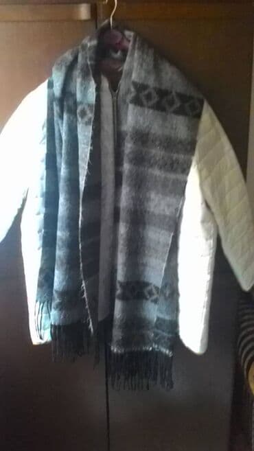 Bela jakna za prelazni period, lagana, mekana, možda jednom obučena na lalafo.rs Bela jakna za prelazni period, lagana, mekana, možda jednom obučena