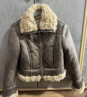 Bershka ženska jakna sa veštačkim krznom - Model: kratka na lalafo.rs Bershka ženska jakna sa veštačkim krznom - Model: kratka