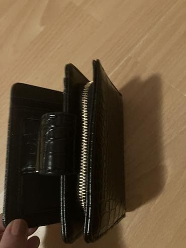 Crni ženski novčanik sa krokodil teksturom i metalnim detaljem na na lalafo.rs Crni ženski novčanik sa krokodil teksturom i metalnim detaljem na