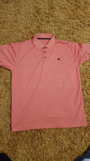 Muška polo majica – koralno/losos ružičasta - Klasičan kroj sa na lalafo.rs Muška polo majica – koralno/losos ružičasta - Klasičan kroj sa