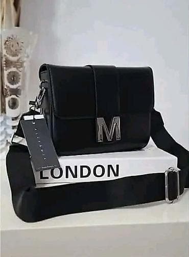 Ženska crossbody torba sa metalnim slovom “M” na preklopu. Uz torbu na lalafo.rs Ženska crossbody torba sa metalnim slovom “M” na preklopu. Uz torbu