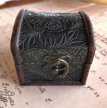 Mali drveni kovčežić. Mali drveni kovčežić sa metalnim šarkama i na lalafo.rs — 1 Mali drveni kovčežić. Mali drveni kovčežić sa metalnim šarkama i — 1