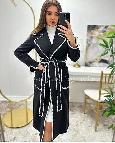 Elegantni dugi kaput u crnoj boji sa kontrastnim belim ukrasnim at lalafo.rs Elegantni dugi kaput u crnoj boji sa kontrastnim belim ukrasnim