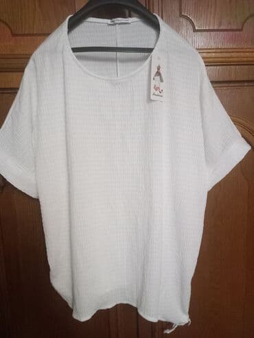 Bela ženska bluzica sa kratkim rukavima - Model: široka, opuštena na lalafo.rs Bela ženska bluzica sa kratkim rukavima - Model: široka, opuštena