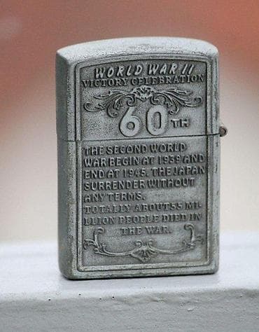 JUBILARNI upaljač 60 godina završetna II svetskog rata. Your metal na lalafo.rs — 2 JUBILARNI upaljač 60 godina završetna II svetskog rata. Your metal — 2