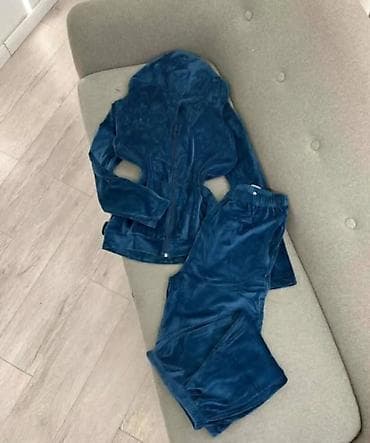 Ženski plišani komplet trenerke – gornji deo sa kapuljačom i donji deo na lalafo.rs — 4 Ženski plišani komplet trenerke – gornji deo sa kapuljačom i donji deo — 4