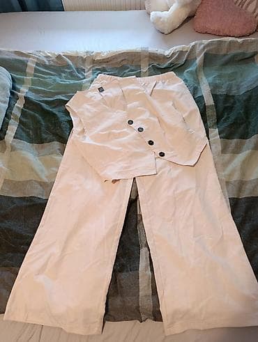 Dvodelni komplet – pantalone i prsluk u svetloj bež/boji šampanjca. - na lalafo.rs Dvodelni komplet – pantalone i prsluk u svetloj bež/boji šampanjca. -