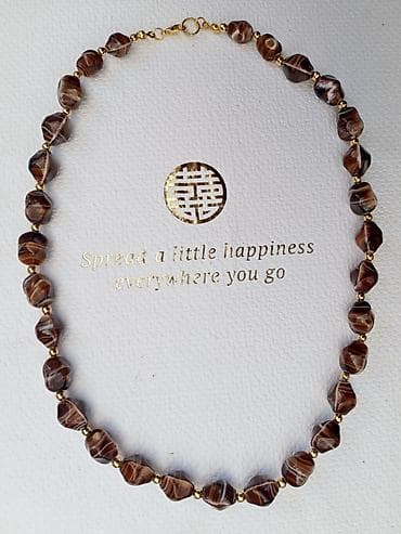 Ogrlica kao AHAT – staklene perle u više nijansi braon sa belim na lalafo.rs Ogrlica kao AHAT – staklene perle u više nijansi braon sa belim