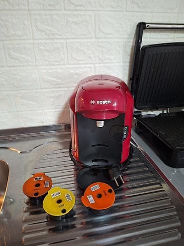 Bosch kaf aparat na kapsule – kompaktan model u crvenoj boji na lalafo.rs — 1 Bosch kaf aparat na kapsule – kompaktan model u crvenoj boji — 1