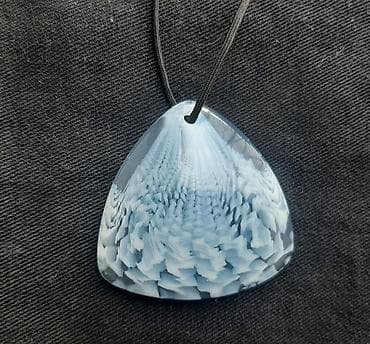 Retro plavi privezak u obliku školjke Privezak je iz 90-tih godina na lalafo.rs — 10 Retro plavi privezak u obliku školjke Privezak je iz 90-tih godina — 10